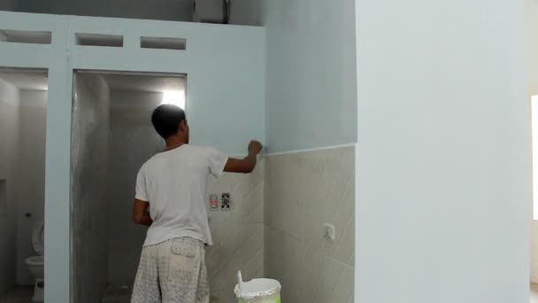 Asiático hombre pintura casa — Vídeos de Stock