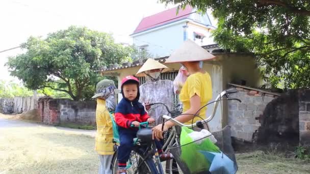 Mother and kids go on a road on the road — Stock Video