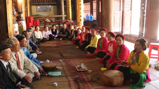 Un gruppo di persone che indossano costumi tradizionali, cantano canzoni popolari con tamburo — Video Stock