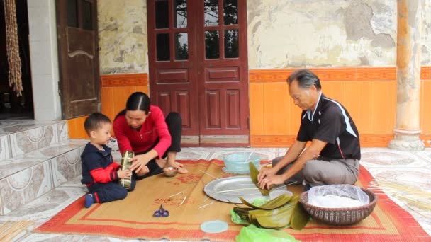 Asian man packing rice cake — Stock Video