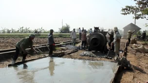 Un grup de oameni care construiesc drumul — Videoclip de stoc