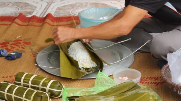 Asian woman packing rice cake — Stock Video