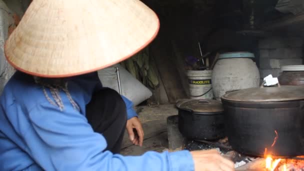 Азиатка варит рисовый пирог — стоковое видео