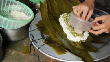  Asyalı kadın pirinç keki ambalaj