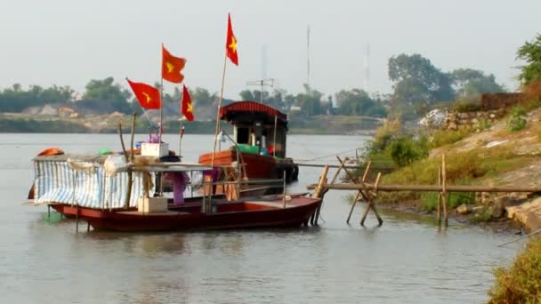 Barco en el río — Vídeos de Stock