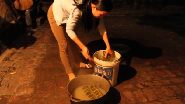 Azjatycki człowiek pakowania ryż placek — Wideo stockowe
