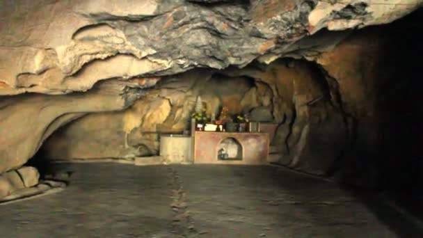 Pagode in der Höhle — Stockvideo