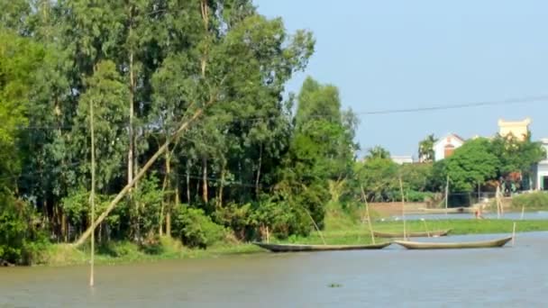 Barco en el río — Vídeo de stock