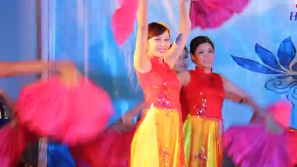 Азиатка танцует с веером — стоковое видео