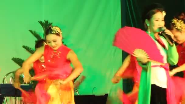 Mujer asiática bailando con fan — Vídeos de Stock