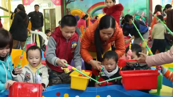 Kinder im Spielbereich — Stockvideo