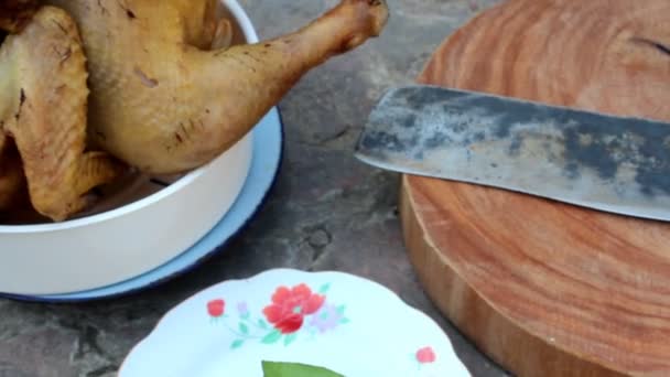 Styckning kokt kyckling — Stockvideo