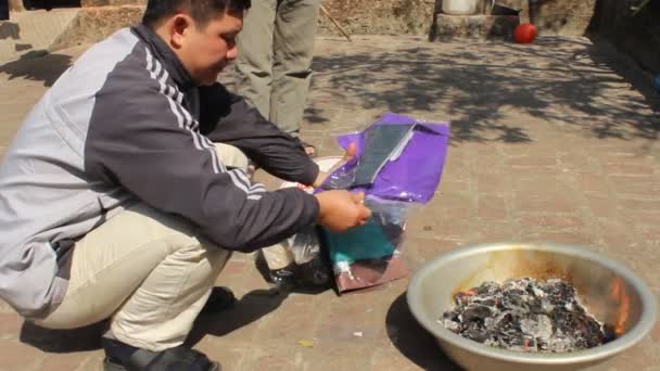 Man burning votive for the ancestors — Stock Video