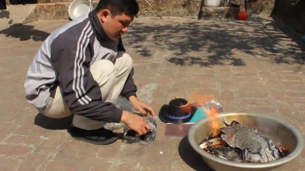 Homme brûlant votive pour les ancêtres — Video
