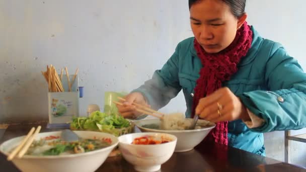 Kadın yemek geleneksel şehriye sokak atılmış — Stok video