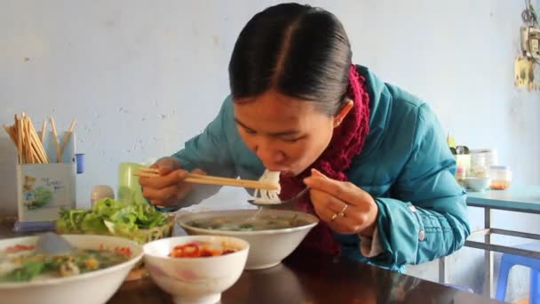 Žena v pouličních restaurací jíst tradiční nudle — Stock video