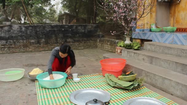 Asiático personas hacer arroz pasteles en nuevo yaer — Vídeo de stock