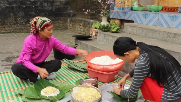 Asian people make rice cakes in new yaer — Stock Video