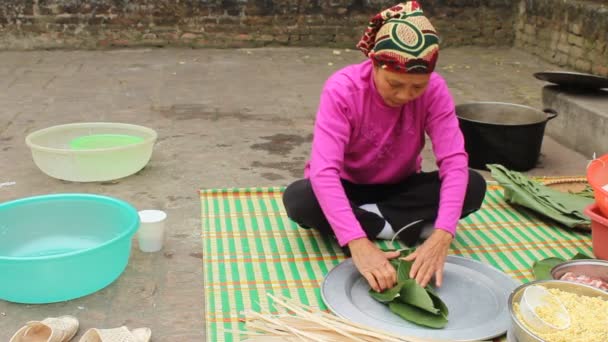 Asiático personas hacer arroz pasteles en nuevo yaer — Vídeo de stock