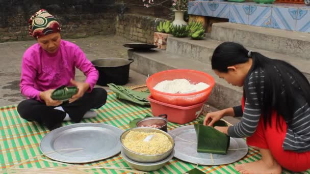 Asian people make rice cakes in new yaer — Stock Video