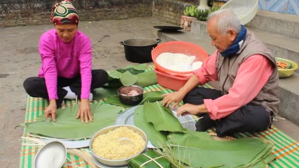 Asian people make rice cakes in new yaer — Stock Video