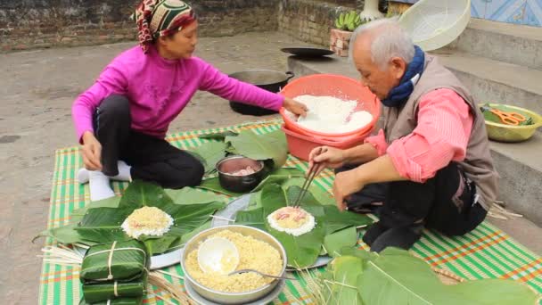 Ázsiai emberek új yaer, hogy rizs sütemény — Stock videók