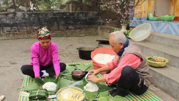 Asiatiques gens font des gâteaux de riz à New Yaer — Video