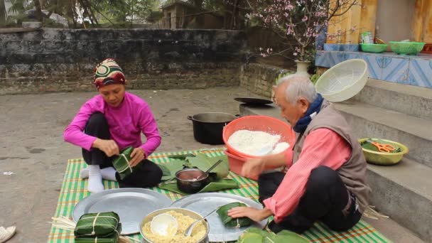 Asiático personas hacer arroz pasteles en nuevo yaer — Vídeo de stock