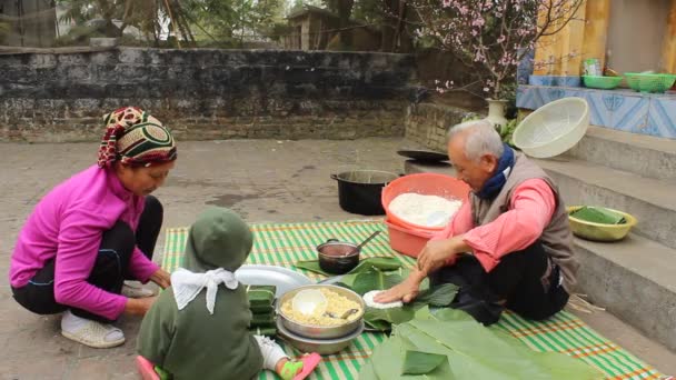 Asiatico persone fare riso torte in nuovo yaer — Video Stock