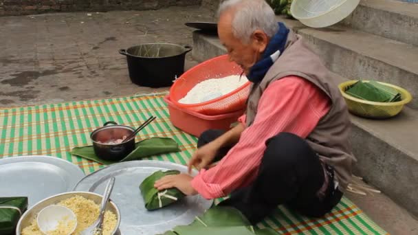 Asiaten backen Reiskuchen in New Yaer — Stockvideo