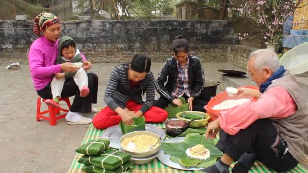 Asiatiques gens font des gâteaux de riz à New Yaer — Video