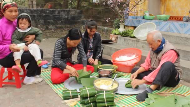 アジアの人々 が新しいばーで餅を作る — ストック動画