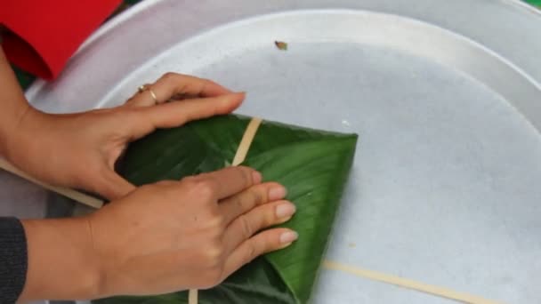 Faire des gâteaux de riz — Video