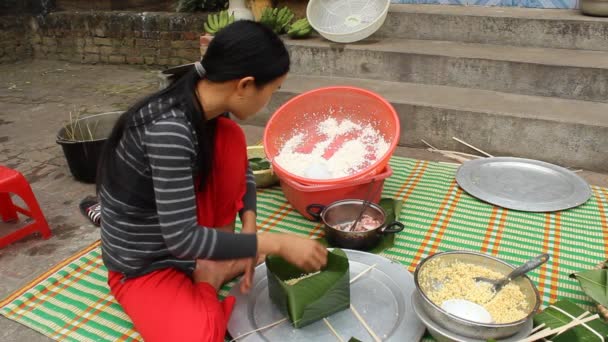 Asiatiques gens font des gâteaux de riz à New Yaer — Video