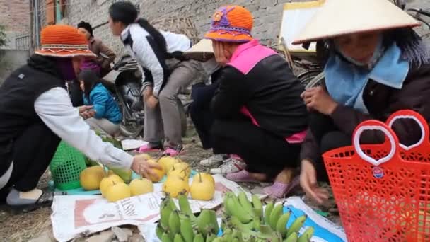 Peole asiatico nel mercato rurale — Video Stock