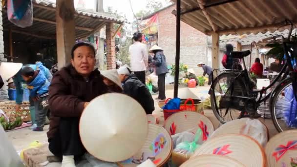 Aziatische personen in landelijke markt — Stockvideo