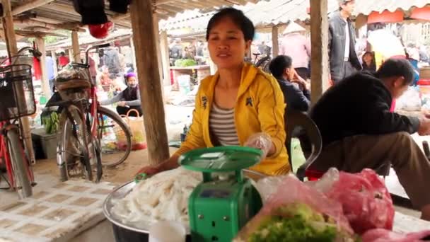 Peole asiatico nel mercato rurale — Video Stock