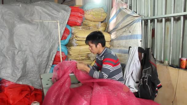 Trabajadores en la fábrica textil — Vídeos de Stock