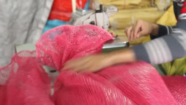 Máquinas en fábrica textil — Vídeo de stock