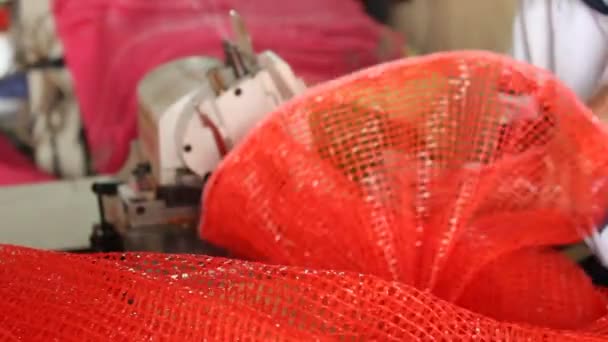 Máquinas en fábrica textil — Vídeo de stock