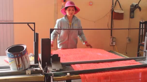 Arbeiter in der Textilfabrik — Stockvideo