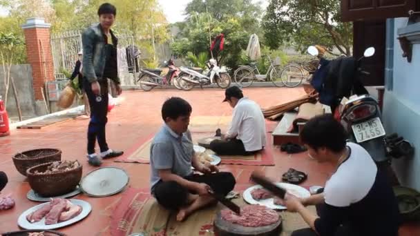 Bir grup insan yapmak geleneksel gıda — Stok video