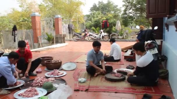 Groep mensen maken traditionele gerechten — Stockvideo