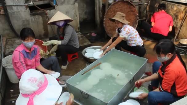 사람들의 그룹 전통 음식 만들기 — 비디오