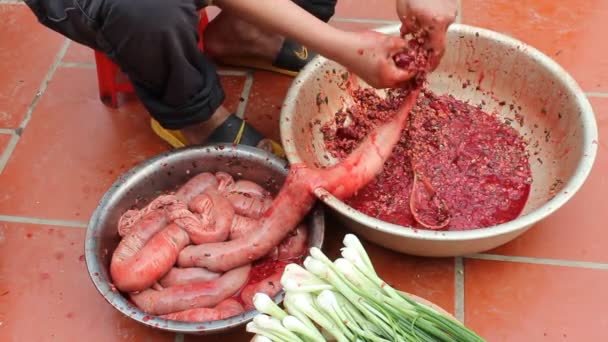 Groep mensen maken traditionele gerechten — Stockvideo