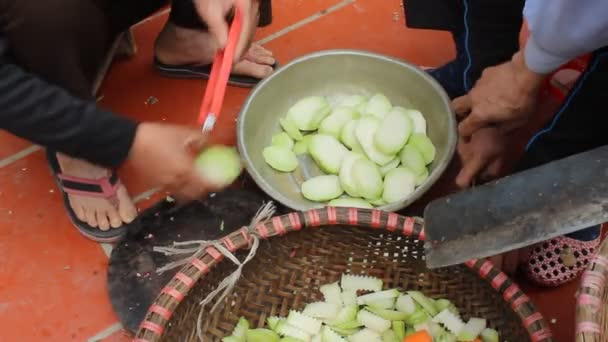 Groep mensen maken traditionele gerechten — Stockvideo