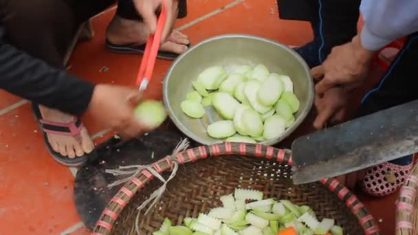 Grupp människor göra traditionella livsmedel — Stockvideo