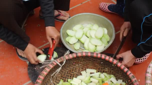 Gruppe von Menschen stellt traditionelle Lebensmittel her — Stockvideo