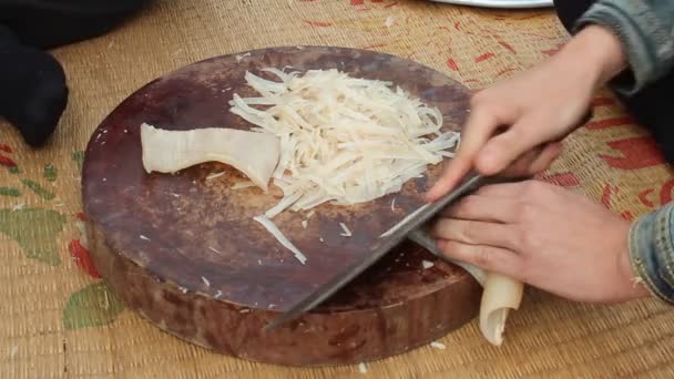 Grupo de personas hacen comida tradicional — Vídeos de Stock