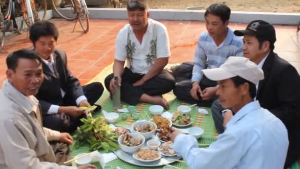 Asiatiska människor äter traditionell part — Stockvideo